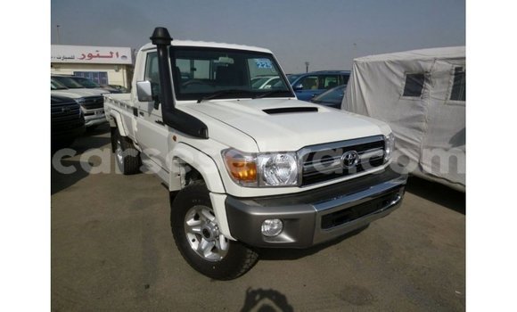 Acheter Import Voiture Toyota Land Cruiser Blanc à Import - Dubai, East Mahé Acheter Import Voiture Toyota Land Cruiser Blanc à Import - Dubai, East Mahé