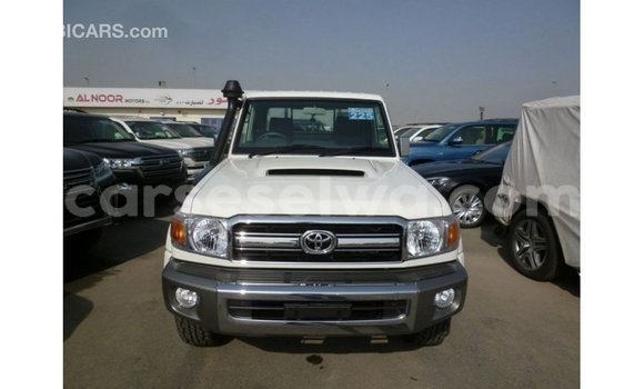 Acheter Import Voiture Toyota Land Cruiser Blanc à Import - Dubai, East Mahé Acheter Import Voiture Toyota Land Cruiser Blanc à Import - Dubai, East Mahé
