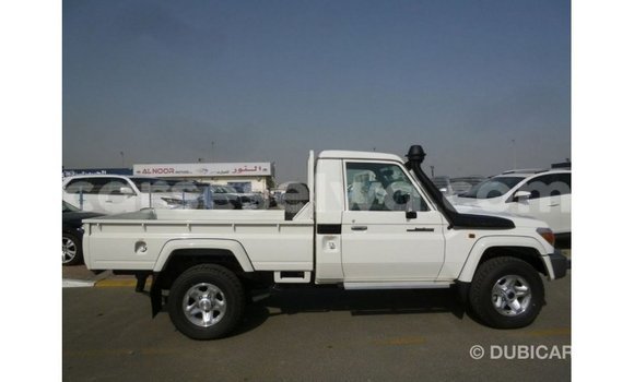 Acheter Import Voiture Toyota Land Cruiser Blanc à Import - Dubai, East Mahé Acheter Import Voiture Toyota Land Cruiser Blanc à Import - Dubai, East Mahé