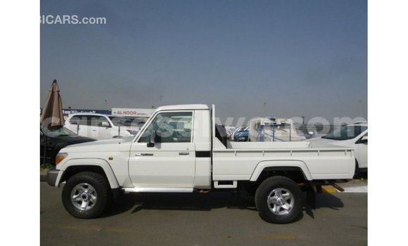 Acheter Import Voiture Toyota Land Cruiser Blanc à Import - Dubai, East Mahé Acheter Import Voiture Toyota Land Cruiser Blanc à Import - Dubai, East Mahé
