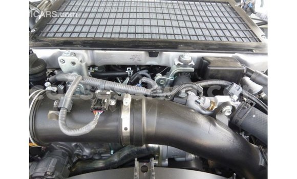 Acheter Import Voiture Toyota Land Cruiser Blanc à Import - Dubai, East Mahé Acheter Import Voiture Toyota Land Cruiser Blanc à Import - Dubai, East Mahé