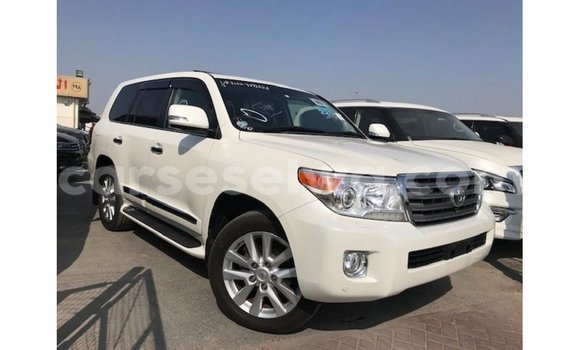 Buy Import Toyota Land Cruiser White Car in Import - Dubai in East Mahé Buy Import Toyota Land Cruiser White Car in Import - Dubai in East Mahé