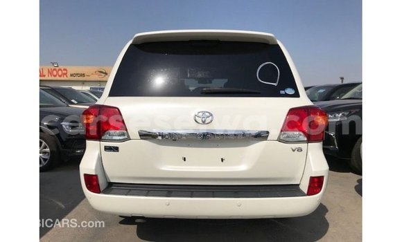 Buy Import Toyota Land Cruiser White Car in Import - Dubai in East Mahé Buy Import Toyota Land Cruiser White Car in Import - Dubai in East Mahé