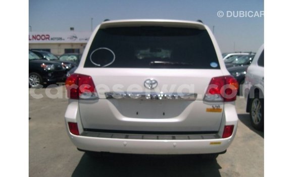 Acheter Import Voiture Toyota Land Cruiser Blanc à Import - Dubai, East Mahé Acheter Import Voiture Toyota Land Cruiser Blanc à Import - Dubai, East Mahé