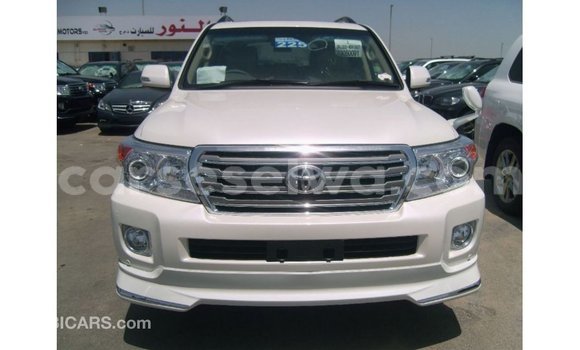 Acheter Import Voiture Toyota Land Cruiser Blanc à Import - Dubai, East Mahé Acheter Import Voiture Toyota Land Cruiser Blanc à Import - Dubai, East Mahé