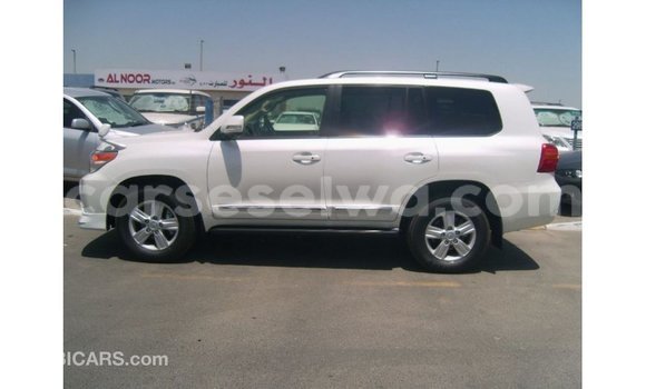 Acheter Import Voiture Toyota Land Cruiser Blanc à Import - Dubai, East Mahé Acheter Import Voiture Toyota Land Cruiser Blanc à Import - Dubai, East Mahé