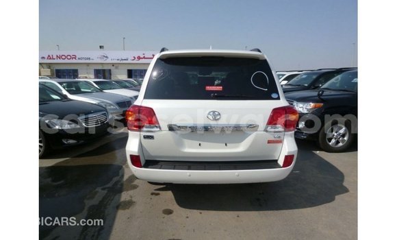 Buy Import Toyota Land Cruiser White Car in Import - Dubai in East Mahé Buy Import Toyota Land Cruiser White Car in Import - Dubai in East Mahé