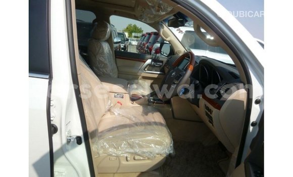Buy Import Toyota Land Cruiser White Car in Import - Dubai in East Mahé Buy Import Toyota Land Cruiser White Car in Import - Dubai in East Mahé