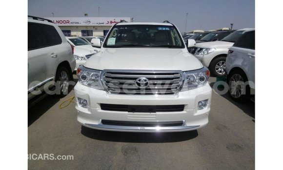 Buy Import Toyota Land Cruiser White Car in Import - Dubai in East Mahé Buy Import Toyota Land Cruiser White Car in Import - Dubai in East Mahé