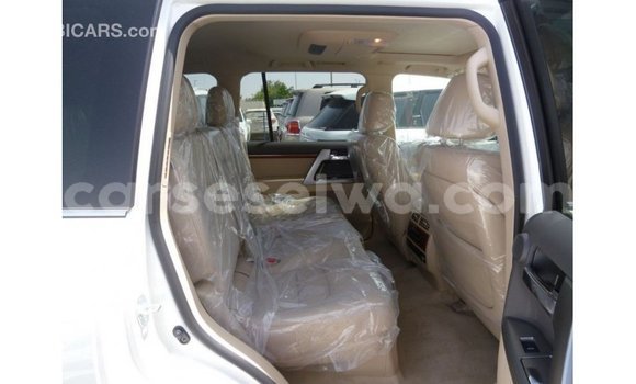Buy Import Toyota Land Cruiser White Car in Import - Dubai in East Mahé Buy Import Toyota Land Cruiser White Car in Import - Dubai in East Mahé