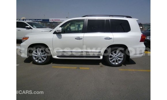 Buy Import Toyota Land Cruiser White Car in Import - Dubai in East Mahé Buy Import Toyota Land Cruiser White Car in Import - Dubai in East Mahé
