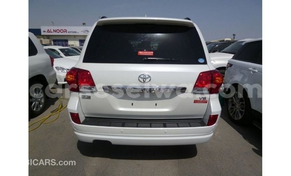 Buy Import Toyota Land Cruiser White Car in Import - Dubai in East Mahé Buy Import Toyota Land Cruiser White Car in Import - Dubai in East Mahé