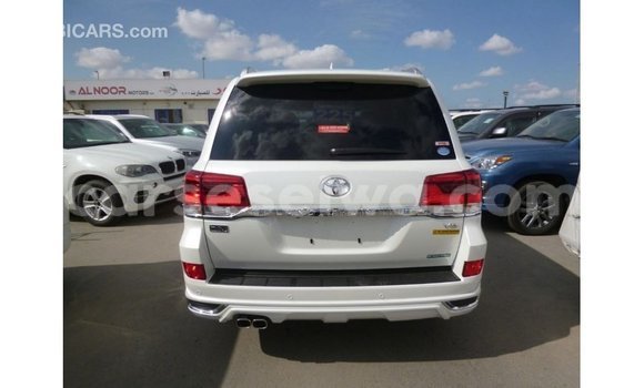Acheter Import Voiture Toyota Land Cruiser Blanc à Import - Dubai, East Mahé Acheter Import Voiture Toyota Land Cruiser Blanc à Import - Dubai, East Mahé