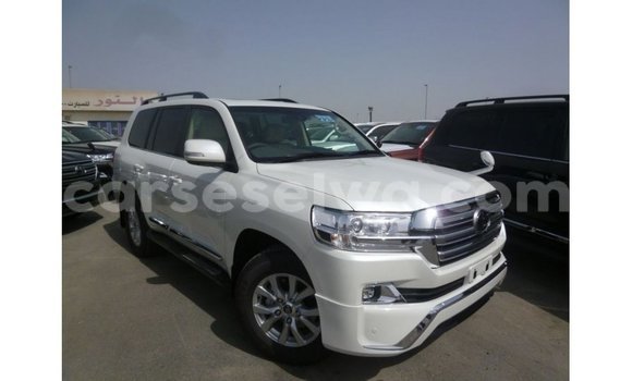 Acheter Import Voiture Toyota Land Cruiser Blanc à Import - Dubai, East Mahé Acheter Import Voiture Toyota Land Cruiser Blanc à Import - Dubai, East Mahé