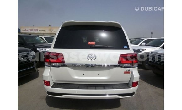 Acheter Import Voiture Toyota Land Cruiser Blanc à Import - Dubai, East Mahé Acheter Import Voiture Toyota Land Cruiser Blanc à Import - Dubai, East Mahé