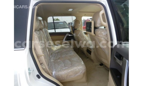 Acheter Import Voiture Toyota Land Cruiser Blanc à Import - Dubai, East Mahé Acheter Import Voiture Toyota Land Cruiser Blanc à Import - Dubai, East Mahé
