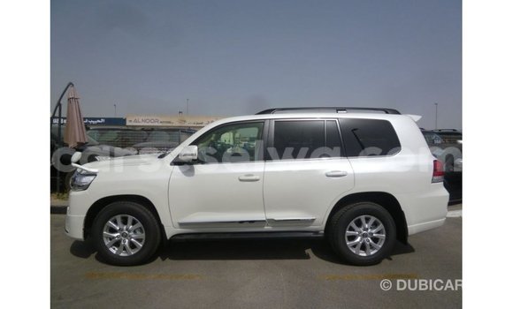 Acheter Import Voiture Toyota Land Cruiser Blanc à Import - Dubai, East Mahé Acheter Import Voiture Toyota Land Cruiser Blanc à Import - Dubai, East Mahé