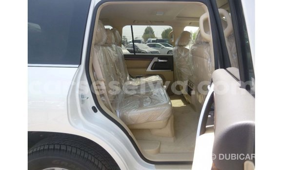 Buy Import Toyota Land Cruiser White Car in Import - Dubai in East Mahé Buy Import Toyota Land Cruiser White Car in Import - Dubai in East Mahé