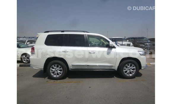 Buy Import Toyota Land Cruiser White Car in Import - Dubai in East Mahé Buy Import Toyota Land Cruiser White Car in Import - Dubai in East Mahé