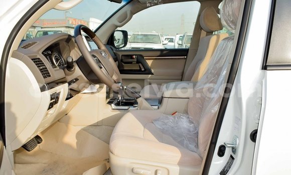 Acheter Import Voiture Toyota Land Cruiser Blanc à Import - Dubai, East Mahé Acheter Import Voiture Toyota Land Cruiser Blanc à Import - Dubai, East Mahé
