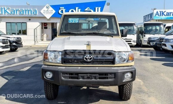 Acheter Import Voiture Toyota Land Cruiser Beige à Import - Dubai, East Mahé Acheter Import Voiture Toyota Land Cruiser Beige à Import - Dubai, East Mahé