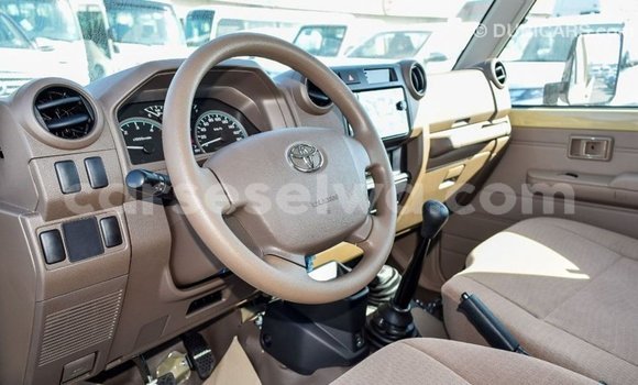 Acheter Import Voiture Toyota Land Cruiser Beige à Import - Dubai, East Mahé Acheter Import Voiture Toyota Land Cruiser Beige à Import - Dubai, East Mahé