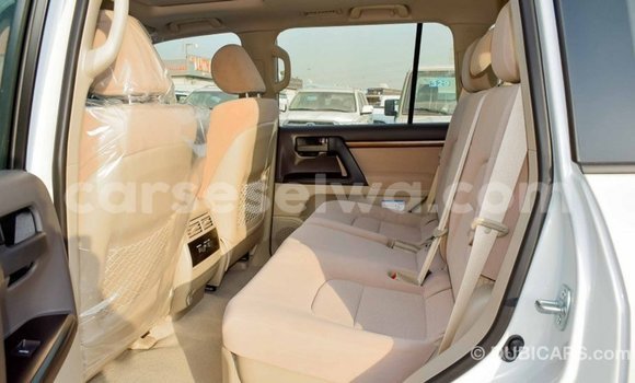 Acheter Import Voiture Toyota Land Cruiser Blanc à Import - Dubai, East Mahé Acheter Import Voiture Toyota Land Cruiser Blanc à Import - Dubai, East Mahé