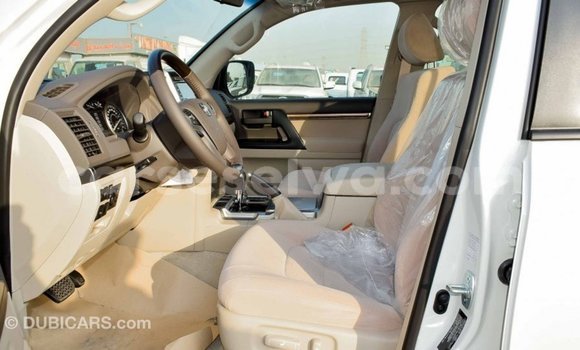 Acheter Import Voiture Toyota Land Cruiser Blanc à Import - Dubai, East Mahé Acheter Import Voiture Toyota Land Cruiser Blanc à Import - Dubai, East Mahé