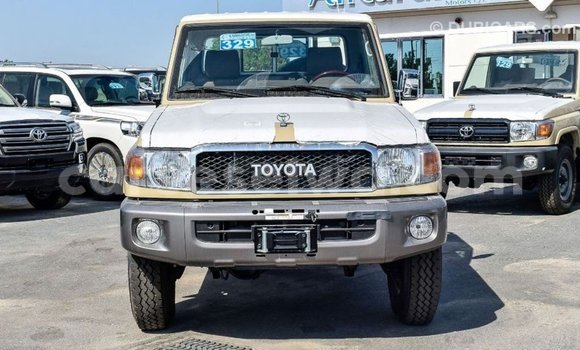 Acheter Import Voiture Toyota Land Cruiser Beige à Import - Dubai, East Mahé Acheter Import Voiture Toyota Land Cruiser Beige à Import - Dubai, East Mahé
