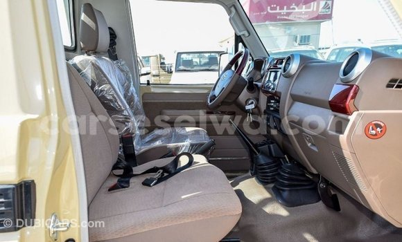 Acheter Import Voiture Toyota Land Cruiser Beige à Import - Dubai, East Mahé Acheter Import Voiture Toyota Land Cruiser Beige à Import - Dubai, East Mahé