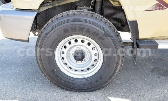 Acheter Import Voiture Toyota Land Cruiser Beige à Import - Dubai, East Mahé Acheter Import Voiture Toyota Land Cruiser Beige à Import - Dubai, East Mahé