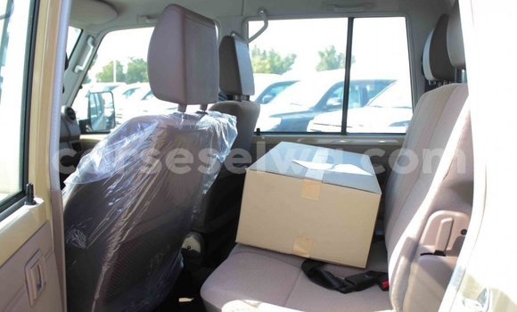 Acheter Import Voiture Toyota Land Cruiser Beige à Import - Dubai, East Mahé Acheter Import Voiture Toyota Land Cruiser Beige à Import - Dubai, East Mahé