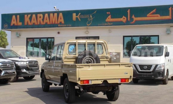Acheter Import Voiture Toyota Land Cruiser Beige à Import - Dubai, East Mahé Acheter Import Voiture Toyota Land Cruiser Beige à Import - Dubai, East Mahé