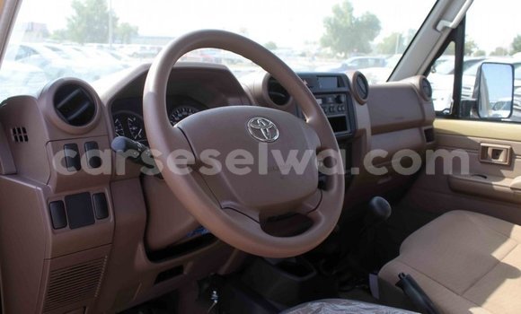 Acheter Import Voiture Toyota Land Cruiser Beige à Import - Dubai, East Mahé Acheter Import Voiture Toyota Land Cruiser Beige à Import - Dubai, East Mahé