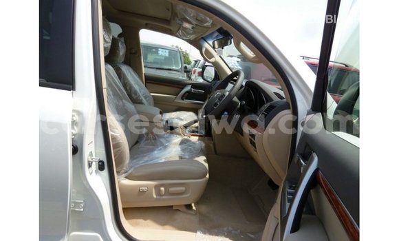 Buy Import Toyota Land Cruiser White Car in Import - Dubai in East Mahé Buy Import Toyota Land Cruiser White Car in Import - Dubai in East Mahé