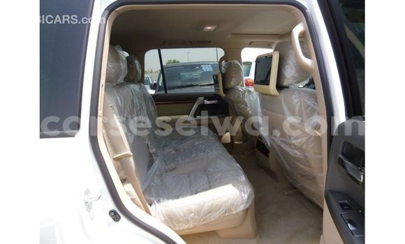 Buy Import Toyota Land Cruiser White Car in Import - Dubai in East Mahé Buy Import Toyota Land Cruiser White Car in Import - Dubai in East Mahé