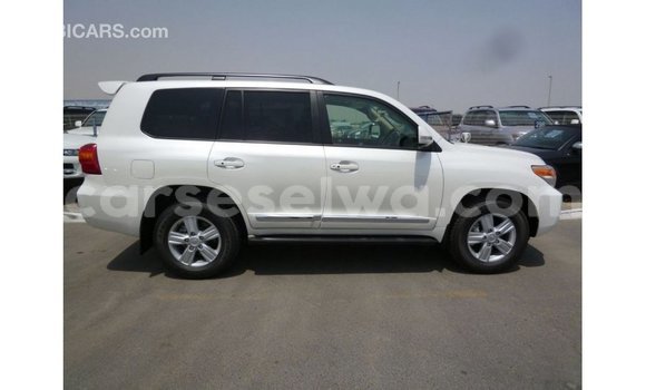 Buy Import Toyota Land Cruiser White Car in Import - Dubai in East Mahé Buy Import Toyota Land Cruiser White Car in Import - Dubai in East Mahé
