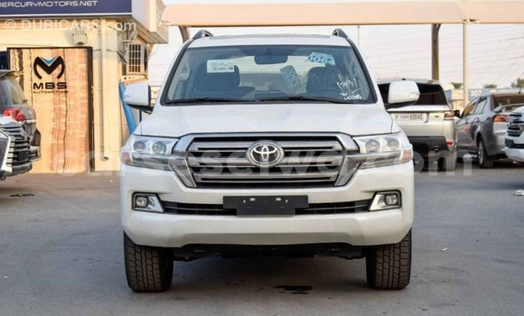 Acheter Import Voiture Toyota Land Cruiser Blanc à Import - Dubai, East Mahé Acheter Import Voiture Toyota Land Cruiser Blanc à Import - Dubai, East Mahé