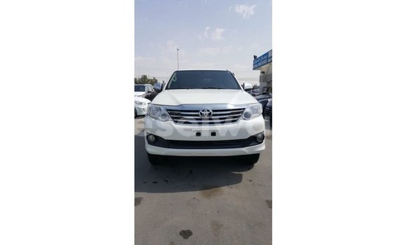 Acheter Import Voiture Toyota Fortuner Blanc à Import - Dubai, East Mahé Acheter Import Voiture Toyota Fortuner Blanc à Import - Dubai, East Mahé