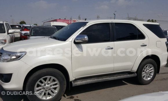 Acheter Import Voiture Toyota Fortuner Blanc à Import - Dubai, East Mahé Acheter Import Voiture Toyota Fortuner Blanc à Import - Dubai, East Mahé