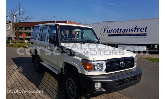 Acheter Import Voiture Toyota Land Cruiser Blanc à Import - Dubai, East Mahé Acheter Import Voiture Toyota Land Cruiser Blanc à Import - Dubai, East Mahé