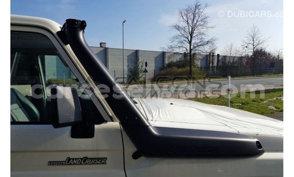 Acheter Import Voiture Toyota Land Cruiser Blanc à Import - Dubai, East Mahé Acheter Import Voiture Toyota Land Cruiser Blanc à Import - Dubai, East Mahé