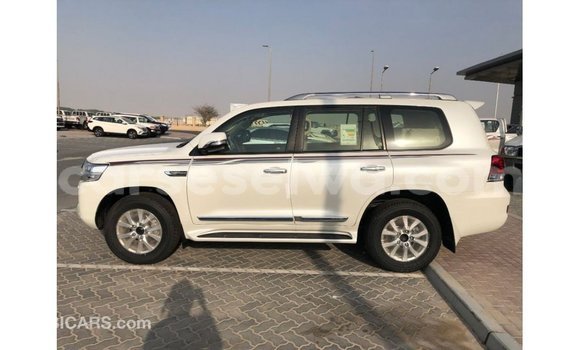 Acheter Import Voiture Toyota Land Cruiser Blanc à Import - Dubai, East Mahé Acheter Import Voiture Toyota Land Cruiser Blanc à Import - Dubai, East Mahé
