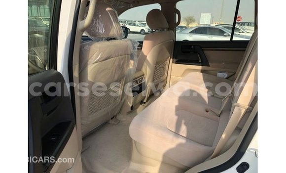Acheter Import Voiture Toyota Land Cruiser Blanc à Import - Dubai, East Mahé Acheter Import Voiture Toyota Land Cruiser Blanc à Import - Dubai, East Mahé