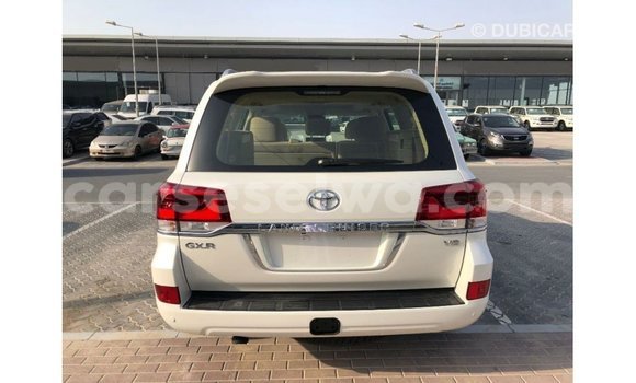 Acheter Import Voiture Toyota Land Cruiser Blanc à Import - Dubai, East Mahé Acheter Import Voiture Toyota Land Cruiser Blanc à Import - Dubai, East Mahé