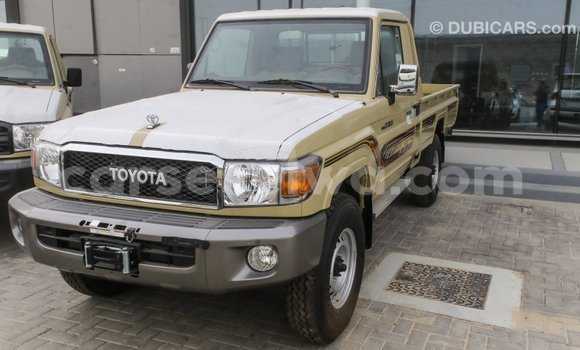 Acheter Import Voiture Toyota Land Cruiser Beige à Import - Dubai, East Mahé Acheter Import Voiture Toyota Land Cruiser Beige à Import - Dubai, East Mahé