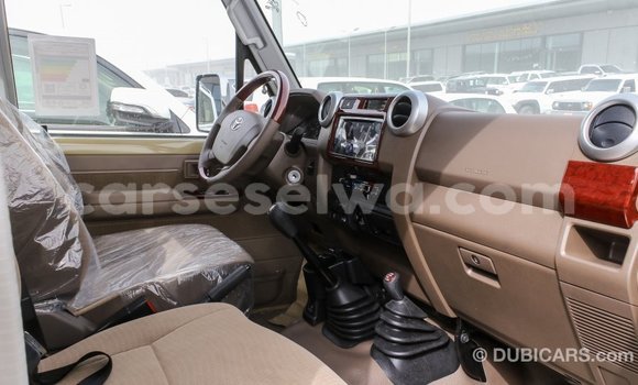Acheter Import Voiture Toyota Land Cruiser Beige à Import - Dubai, East Mahé Acheter Import Voiture Toyota Land Cruiser Beige à Import - Dubai, East Mahé