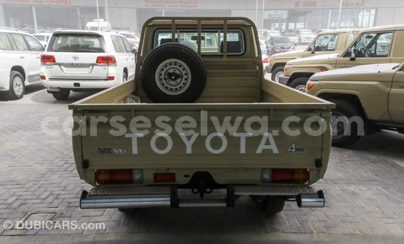 Acheter Import Voiture Toyota Land Cruiser Beige à Import - Dubai, East Mahé Acheter Import Voiture Toyota Land Cruiser Beige à Import - Dubai, East Mahé