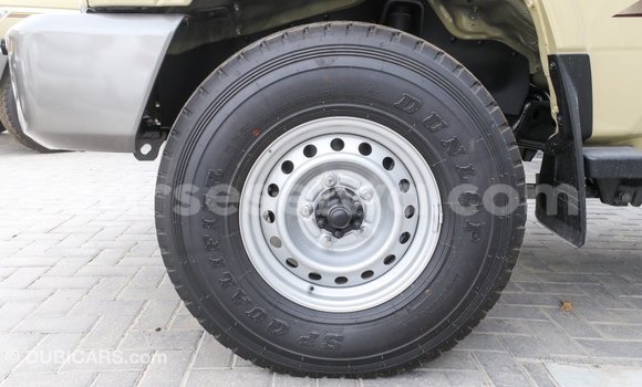 Acheter Import Voiture Toyota Land Cruiser Beige à Import - Dubai, East Mahé Acheter Import Voiture Toyota Land Cruiser Beige à Import - Dubai, East Mahé