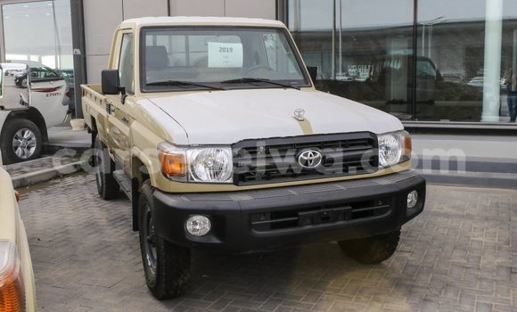 Acheter Import Voiture Toyota Land Cruiser Beige à Import - Dubai, East Mahé Acheter Import Voiture Toyota Land Cruiser Beige à Import - Dubai, East Mahé